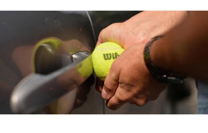 Mở Khóa Cửa Xe Ô Tô bằng bóng tennis