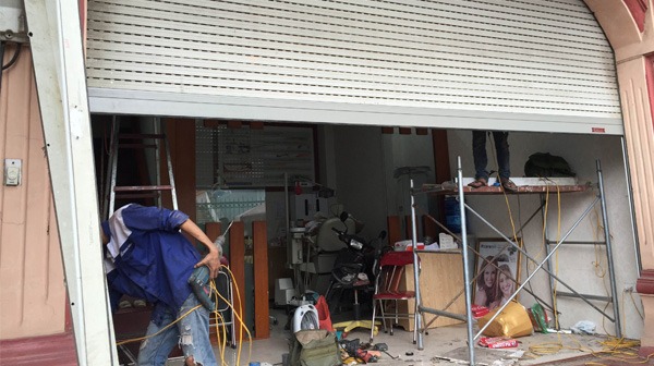 Nguyên nhân và cách khắc phục cửa cuốn bị kẹt