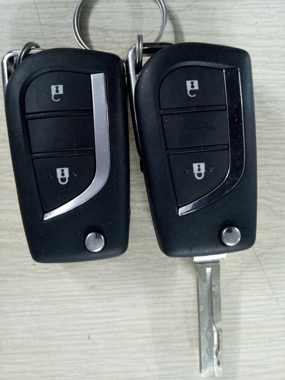 Làm chìa khóa gập xe Toyota